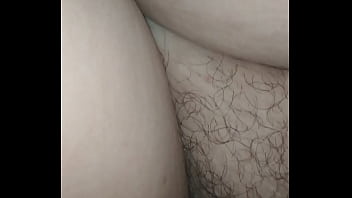 Вагинальная мастурбация зрелой пошлячки со вторым размером груди, лежащей на диване